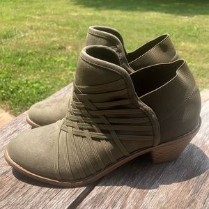 Zee Alexis Olive Green Ankle Booties Crisscross Design | Size 8